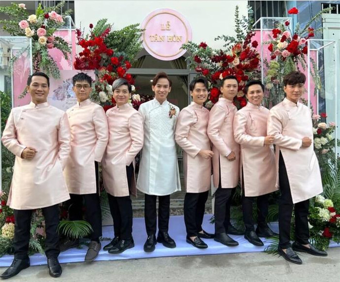 Diễn viên Huỳnh Quý khoe ảnh đính hôn.