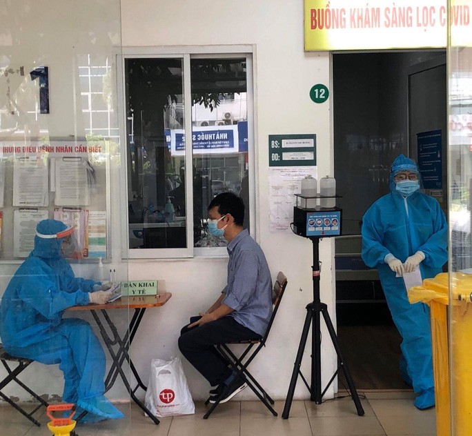 Người dân đến khám sàng lọc tại Bệnh viện Thanh Nhàn - Ảnh: Thu Hồng