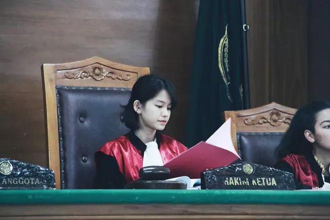 Loạt ảnh gây sốt về cô bạn khi đó.