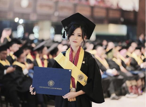 Ann trong ngày nhận bằng tốt nghiệp.