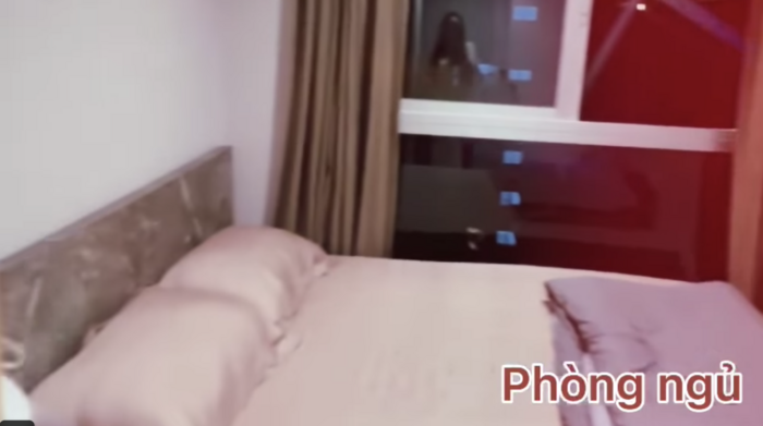 Căn hộ được thiết kế theo dạng studio, diện tích nhỏ, kèm nội thất cơ bản đủ phục vụ cho nhu cầu sinh hoạt hằng ngày của Thuỳ Tiên.