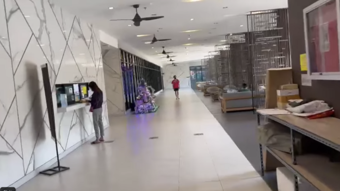 Sảnh bên dưới chung cư của căn hộ.