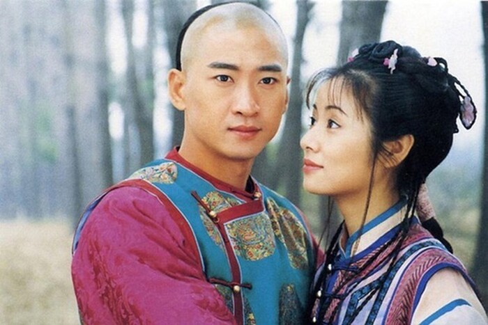 Châu Kiệt và Lâm Tâm Như trong bộ phim Hoàn Châu Cách Cách đình đám một thời