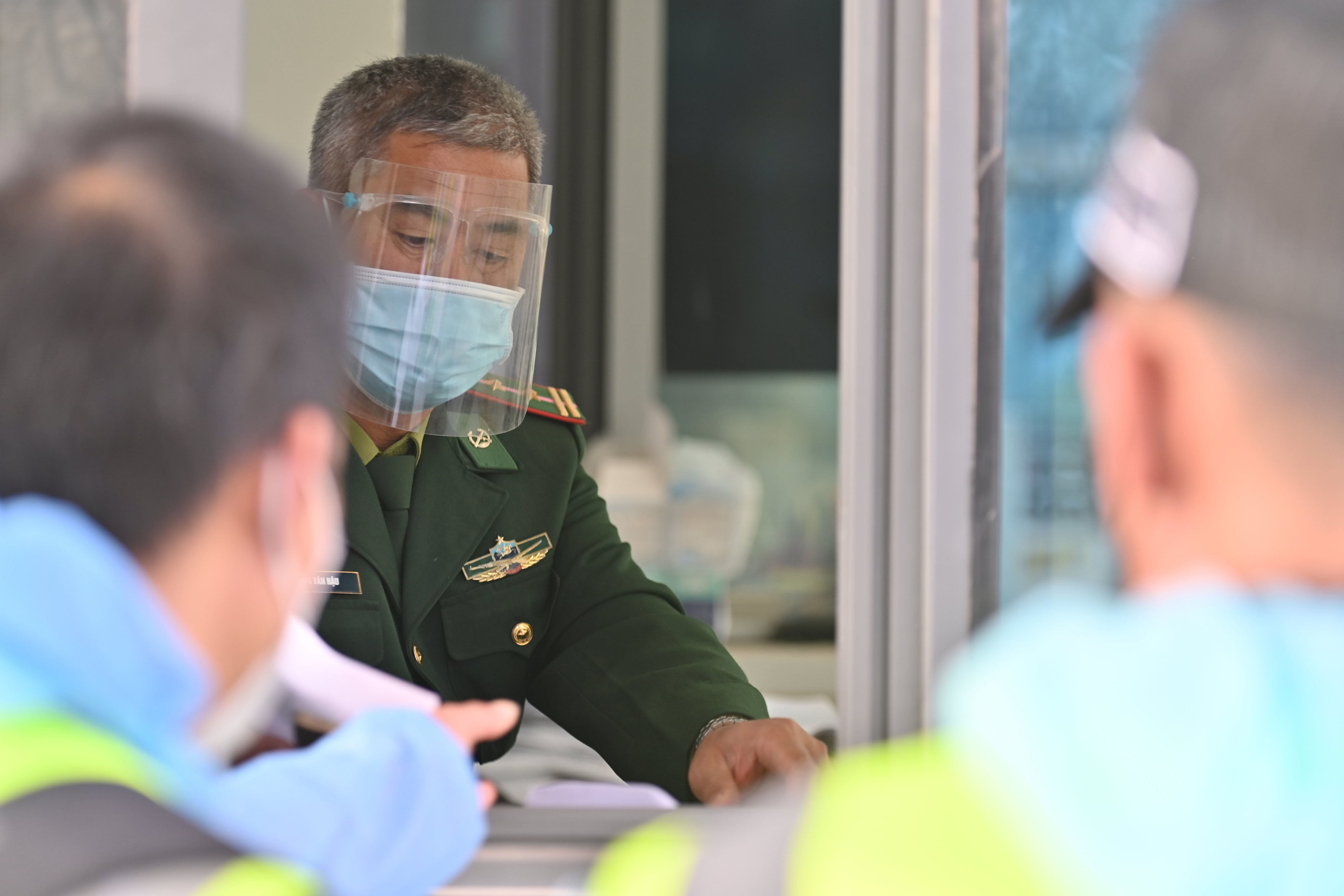 Lực lượng chức năng làm thủ tục thông quan cho tài xế