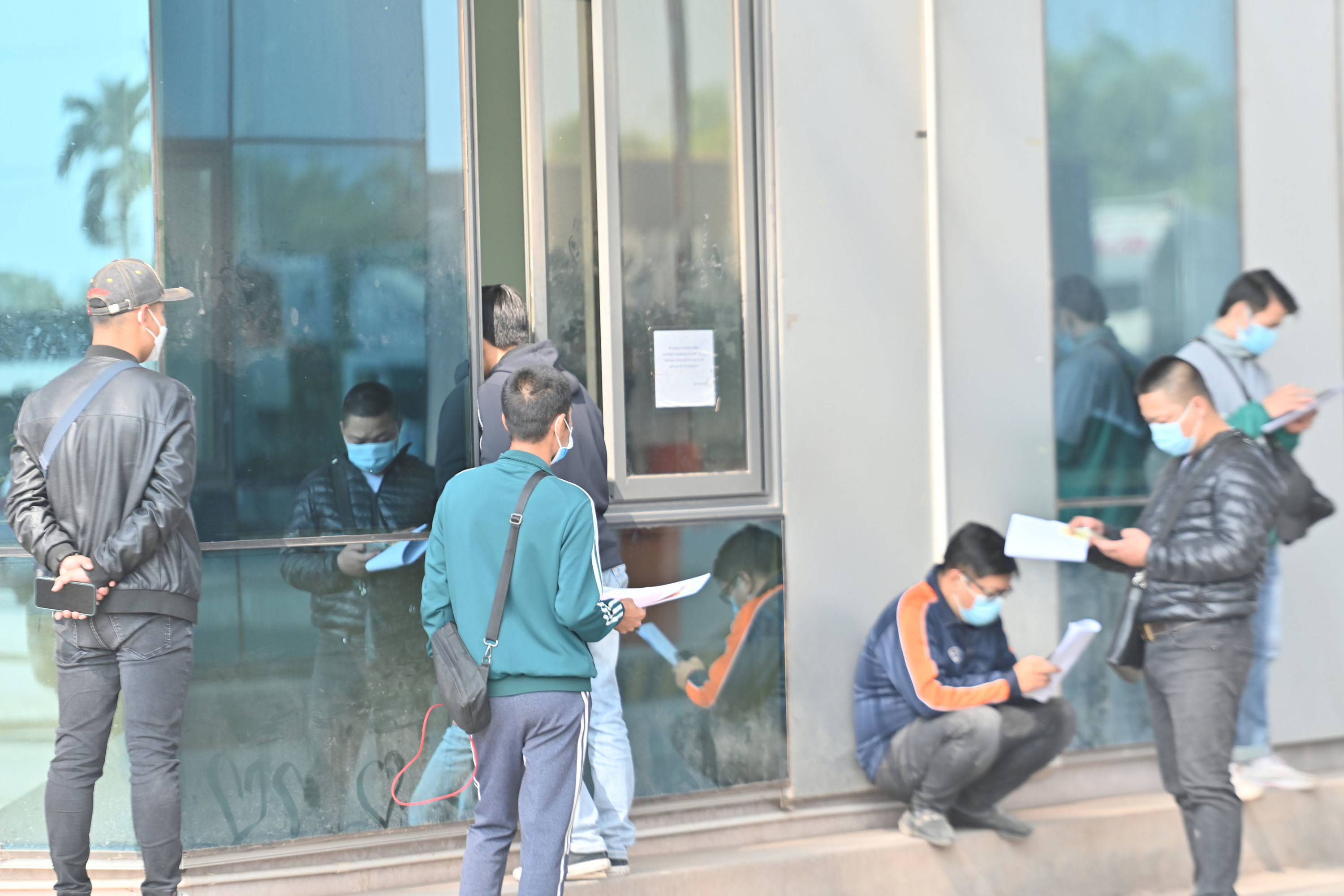 Lái xe vạ vật chờ làm thủ tục thông quan