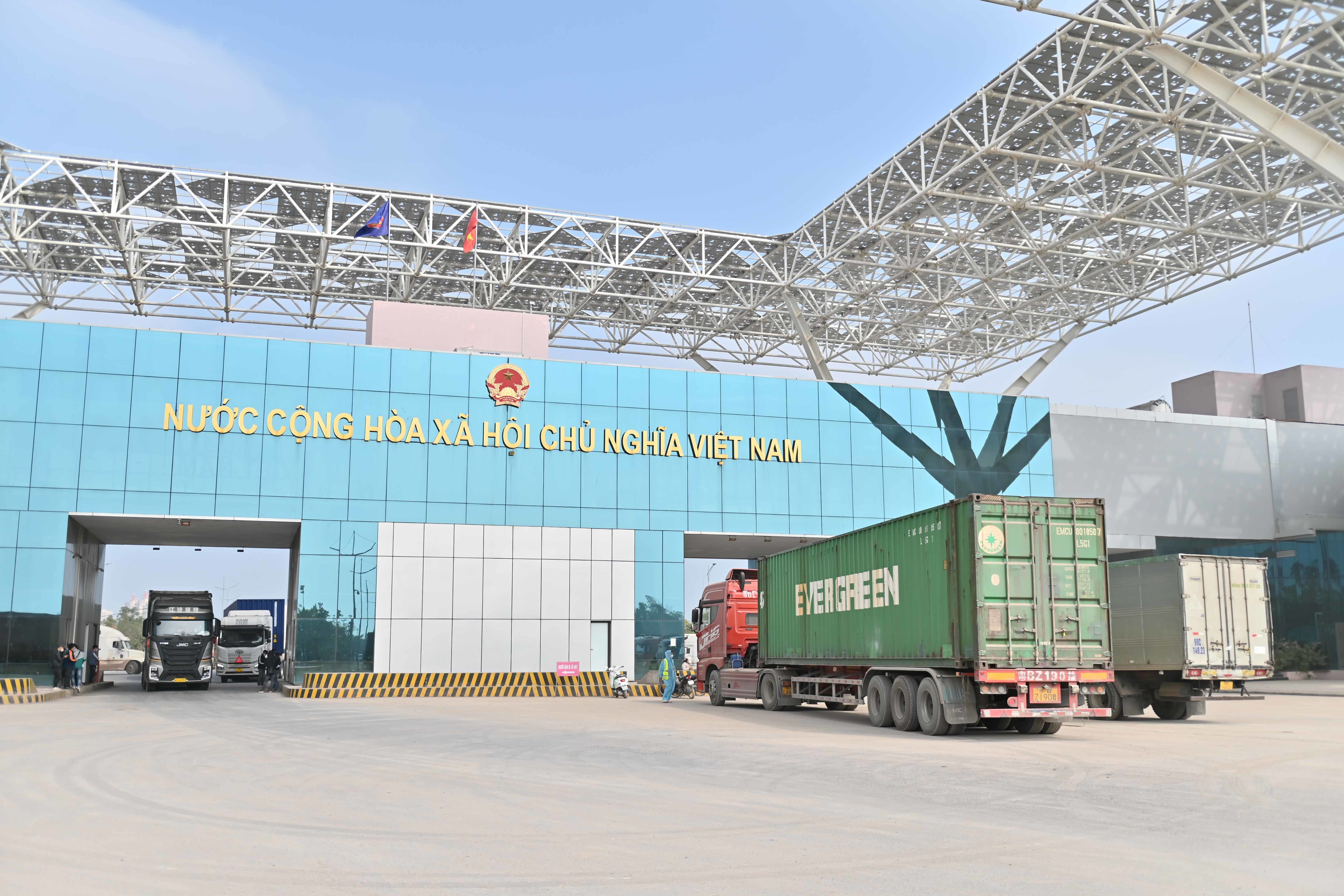 Mỗi ngày chỉ có hơn 50 xe container được thông quan