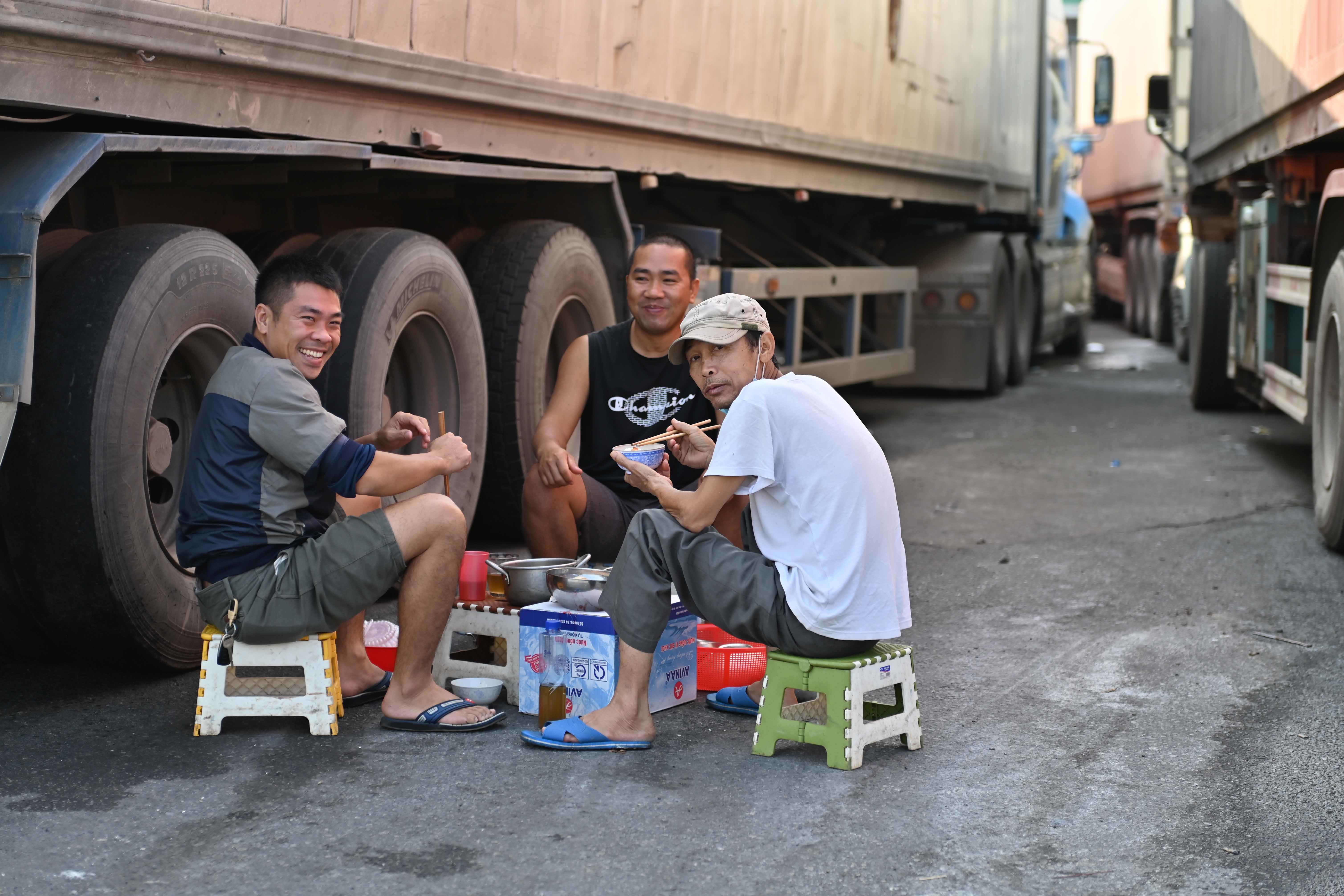 Thời gian chờ quá lâu, nhiều tài xế ăn ngủ tại chỗ để coi hàng