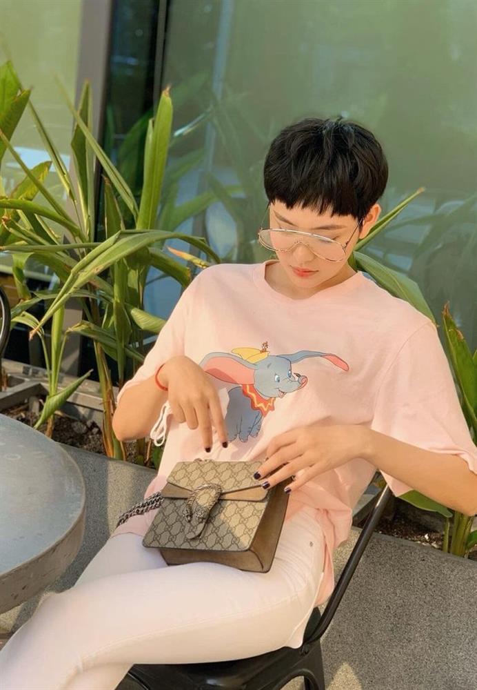 Chiếc túi GG Supreme cô đeo trên người có giá đến 53 triệu đồng