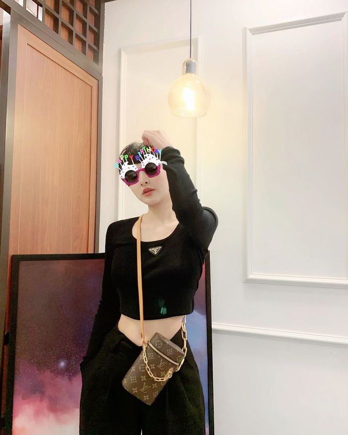 Chiếc túi hộp độc đáo 37,5 triệu đồng của Louis Vuitton được nữ ca sĩ lăng xê