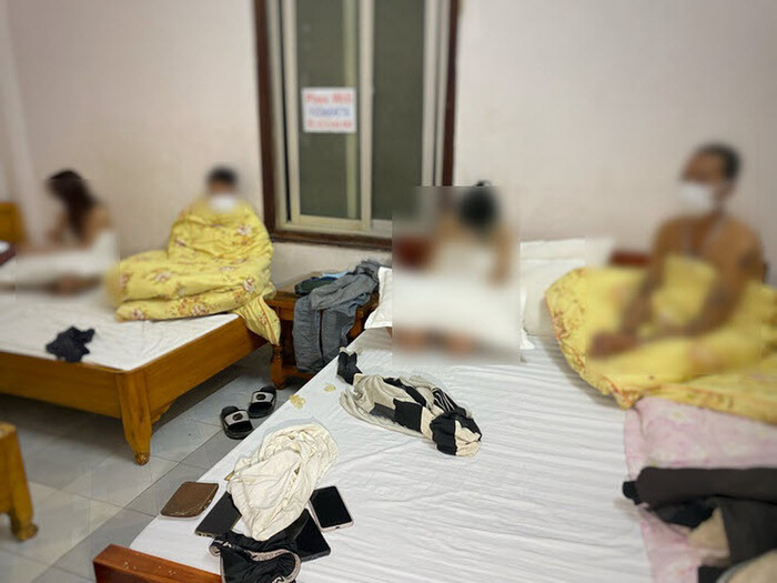 Hai cặp đôi có hành vi mua, bán dâm tập thể trong cùng 1 phòng nghỉ bị phát hiện. Ảnh: Dân Việt 