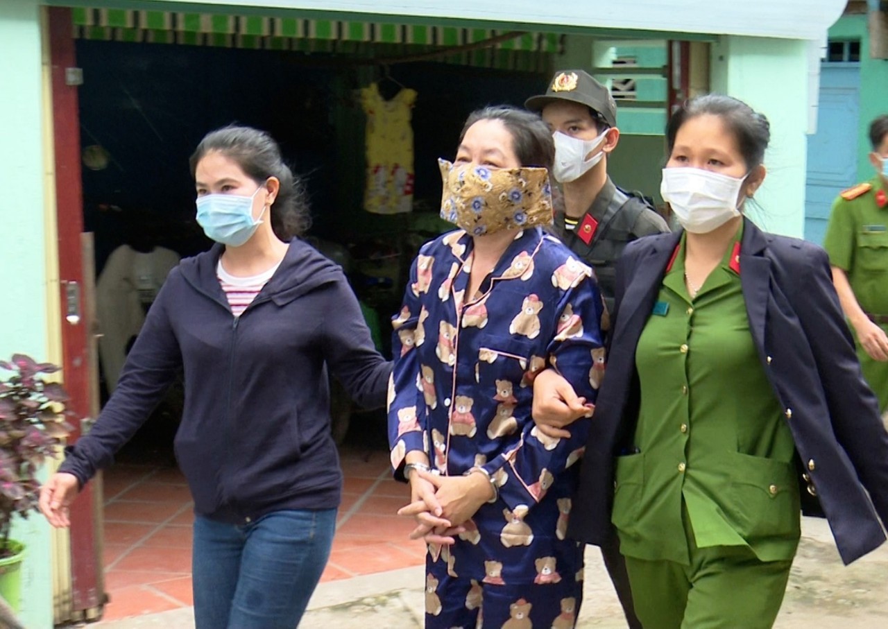 Bà Mười Tường (giữa) bị công an dẫn giải. Ảnh: Công an An Giang 