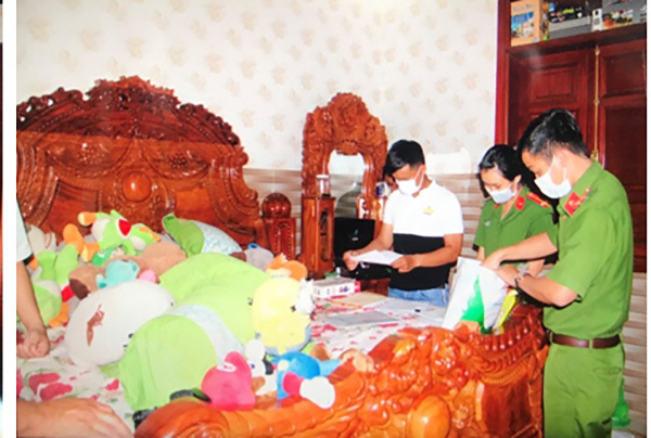 Công an khám xét nhiều nơi có liên quan đến vụ án buôn lậu do Mười Tường cầm đầu, qua đó thu giữ lượng lớn vàng, USD