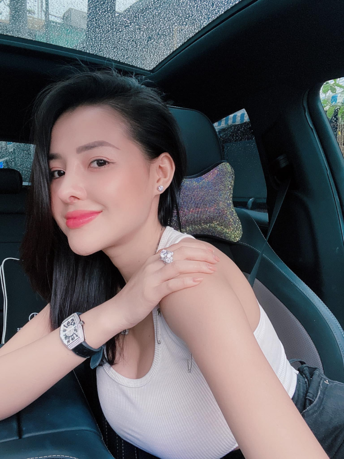 Ngân 98 đáp trả khi bị mỉa mai việc thẩm mỹ.