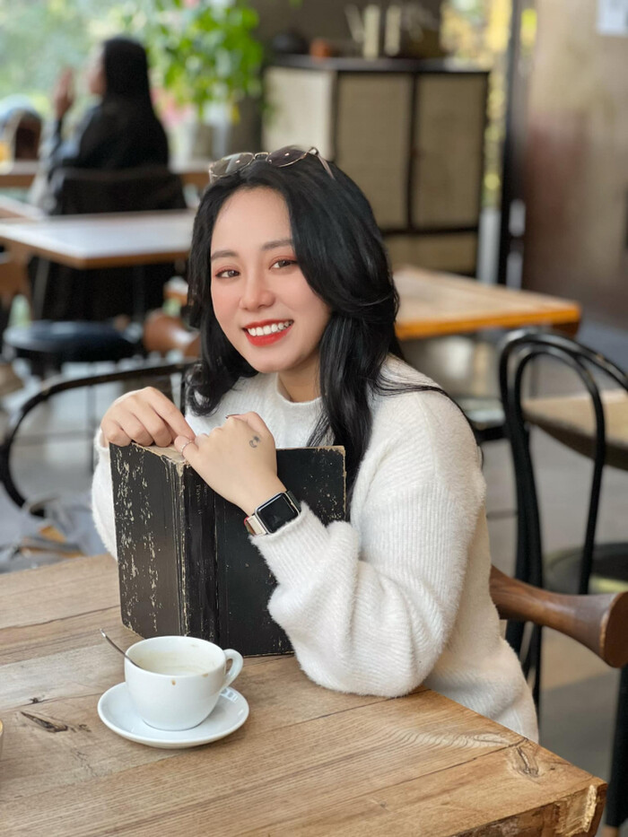 Trong những bức ảnh gần đây, cư dân mạng phát hiện cô giáo Minh Thu thường xuyên đăng ảnh giấu bụng hoặc mặc đồ rộng. 