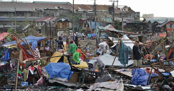 Siêu bão Rai tàn phá TP Cebu ngày 17-12. Ảnh: AP