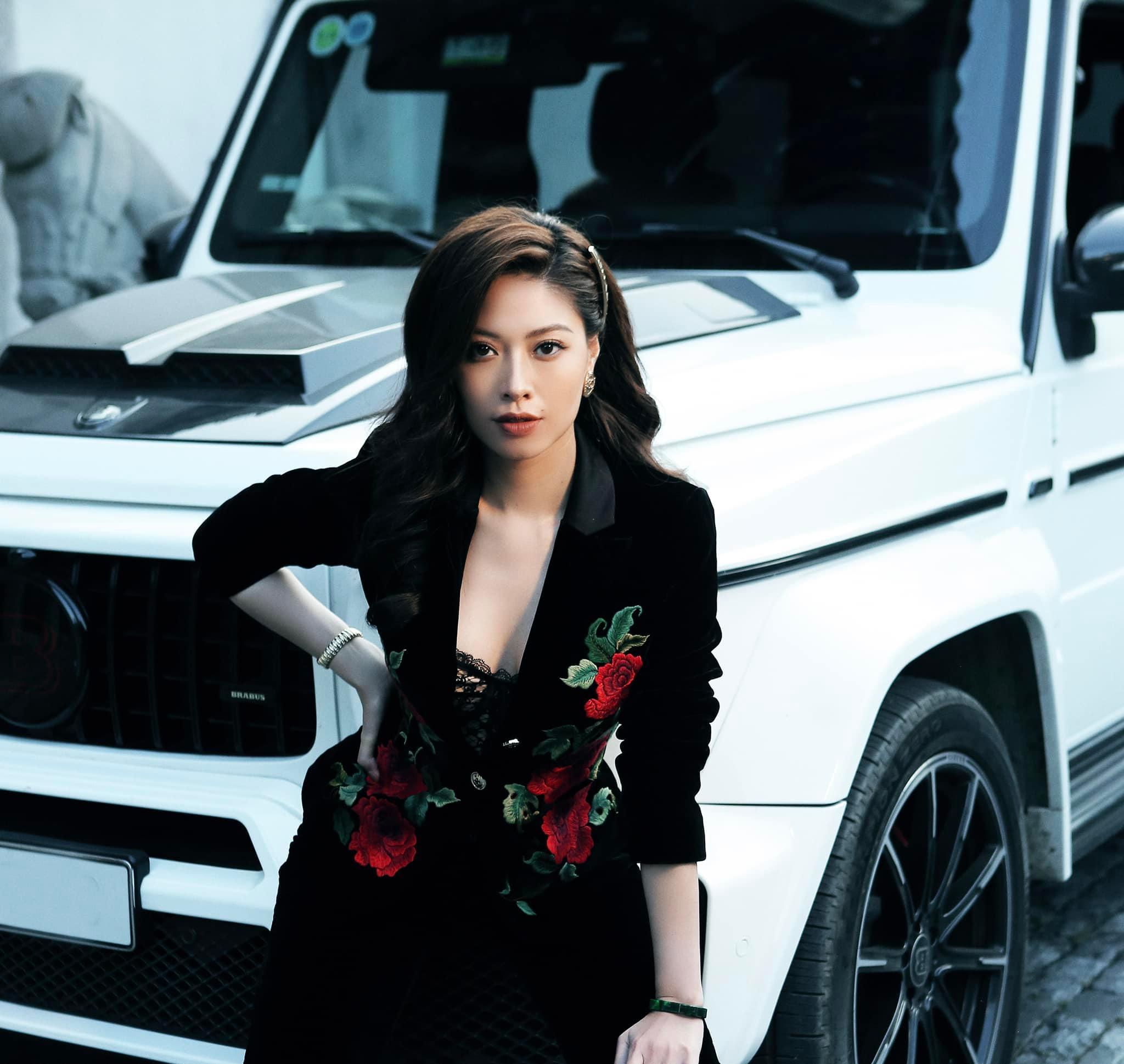 Vẻ xinh đẹp và sang trọng của BTV Ngọc Trinh.