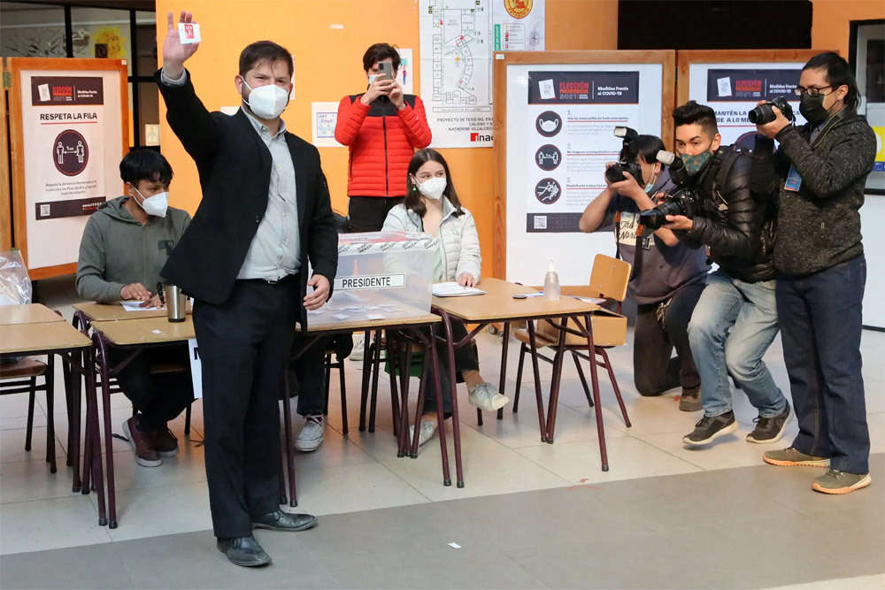 Ông Gabriel Boric ở một điểm bỏ phiếu. Ảnh: Reuters 