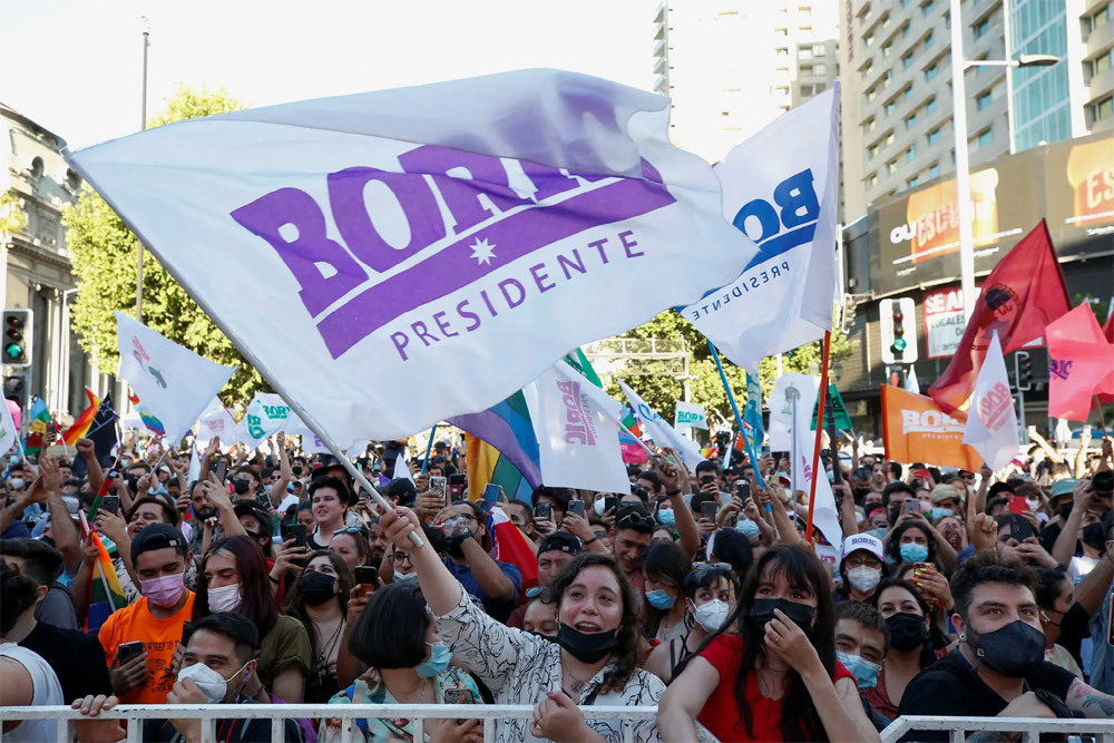 Những người ủng hộ ông Gabriel Boric ăn mừng chiến thắng. Ảnh: Reuters 
