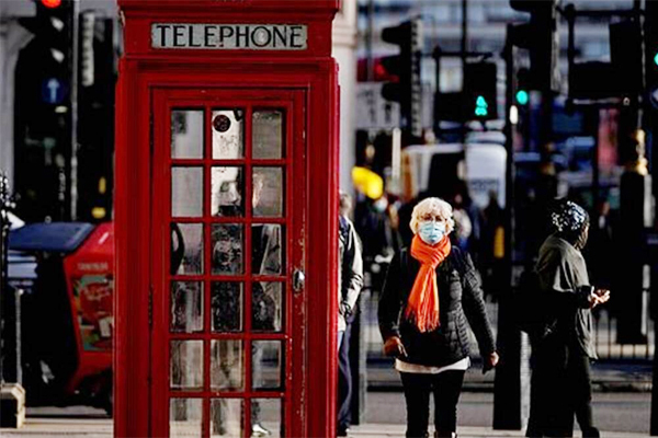 Số ca nhiễm Omicron ở Anh đang tăng chóng mặt. Ảnh: AP