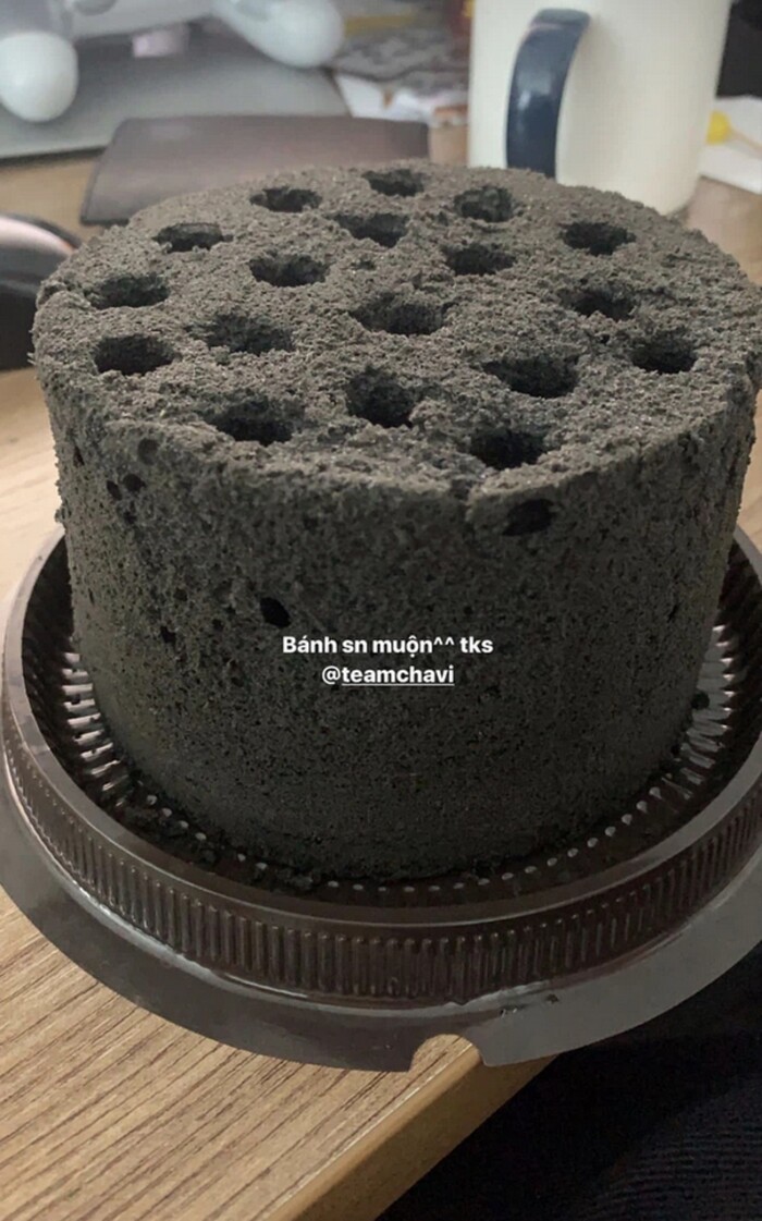 Viên than tổ ong này... thực chất là một chiếc bánh sinh nhật