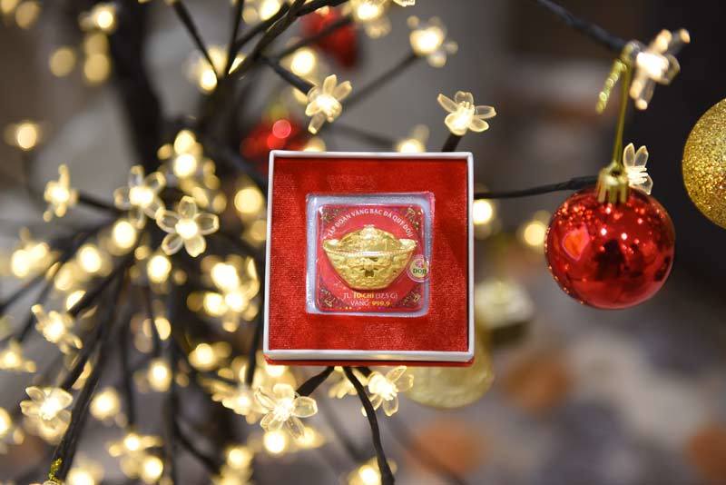 Giá vàng hôm nay 24/12: Vàng trong nước treo cao