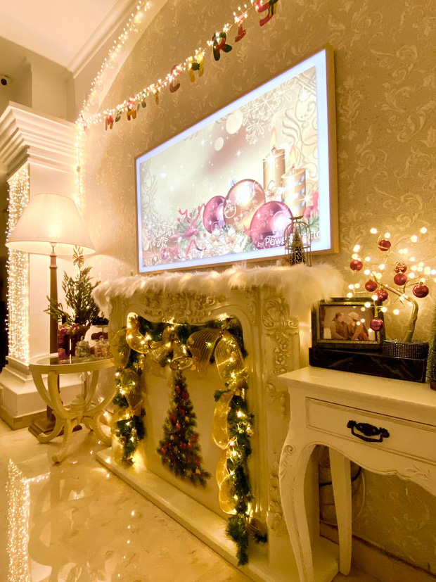  Trong phòng còn có phần lò sưởi giống với các căn nhà châu Âu, kệ cửa sổ thì được tô điểm bởi những vật trang trí đậm chất Giáng sinh ngọt ngào.