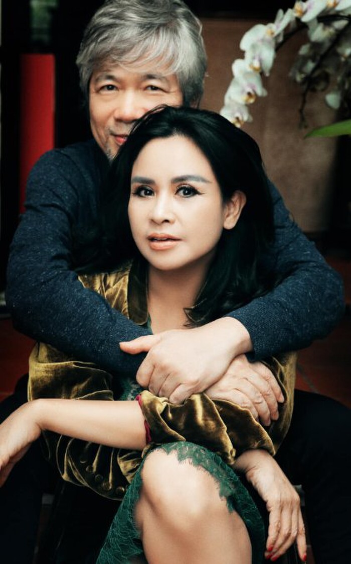 Diva Thanh Lam khoe ảnh tình tứ bên bạn trai bác sĩ chụp trong không gian Giáng sinh.