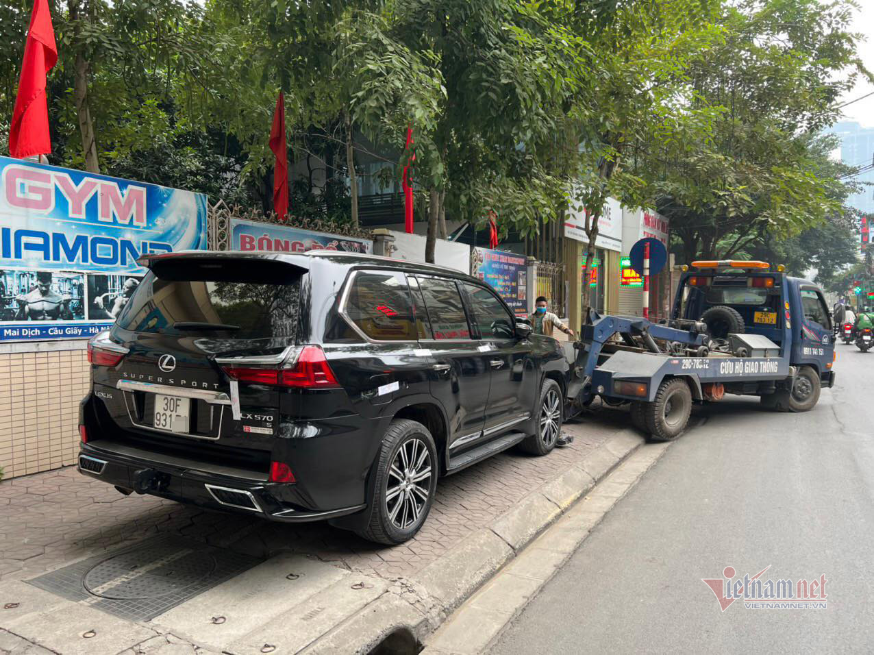 Tổ công tác đã tiến hành bàn giao người và phương tiện về trụ sở Công an phường Mai Dịch tiếp tục mở rộng điều tra