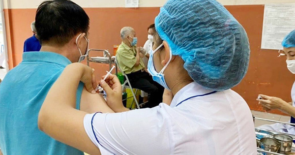 Tiêm vắc-xin Covid-19 cho người dân ở TP Hà Nội- Ảnh: Thu Trang