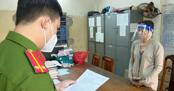 Nguyễn Thị Kim Hạnh (Mười Tường) nghe đọc quyết định khởi tố tội danh thứ 6