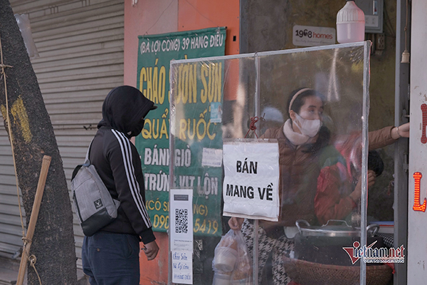 Ba quận trung tâm Hà Nội yêu cầu các cửa hàng ăn uống chỉ bán mang về. Ảnh: Đình Hiếu