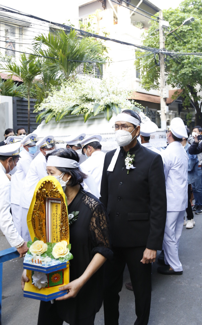 Ông xã nghệ sĩ Thanh Kim Huệ - NSƯT Thanh Điền lặng người trong ngày đưa tang.