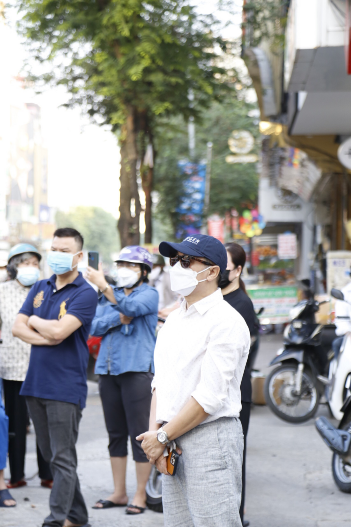 NSƯT Thành Lộc lặng lẽ đưa tiễn đàn chị.