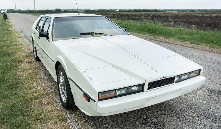 Một chiếc Aston Martin Lagonda đời 1983