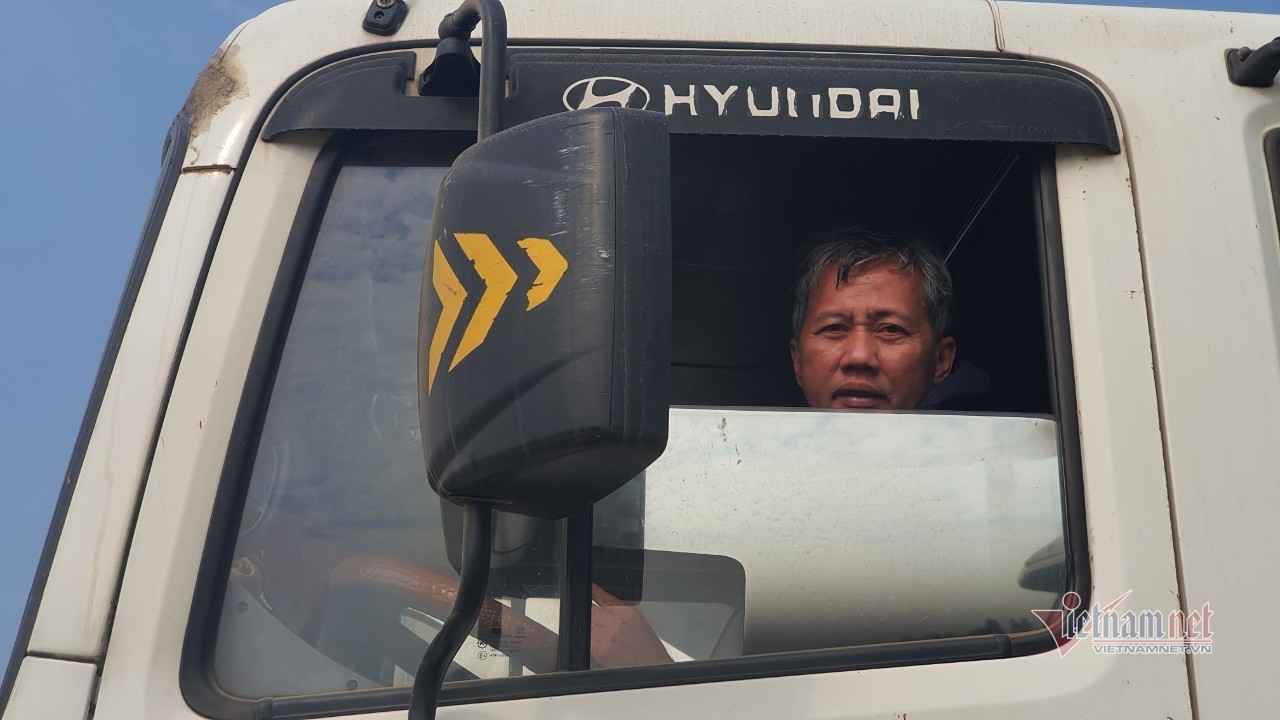 Gần 1 vạn tài, phụ xe phơi sương, hứng nước từ cục lạnh… vạ vật chờ thông quan ở Lạng Sơn