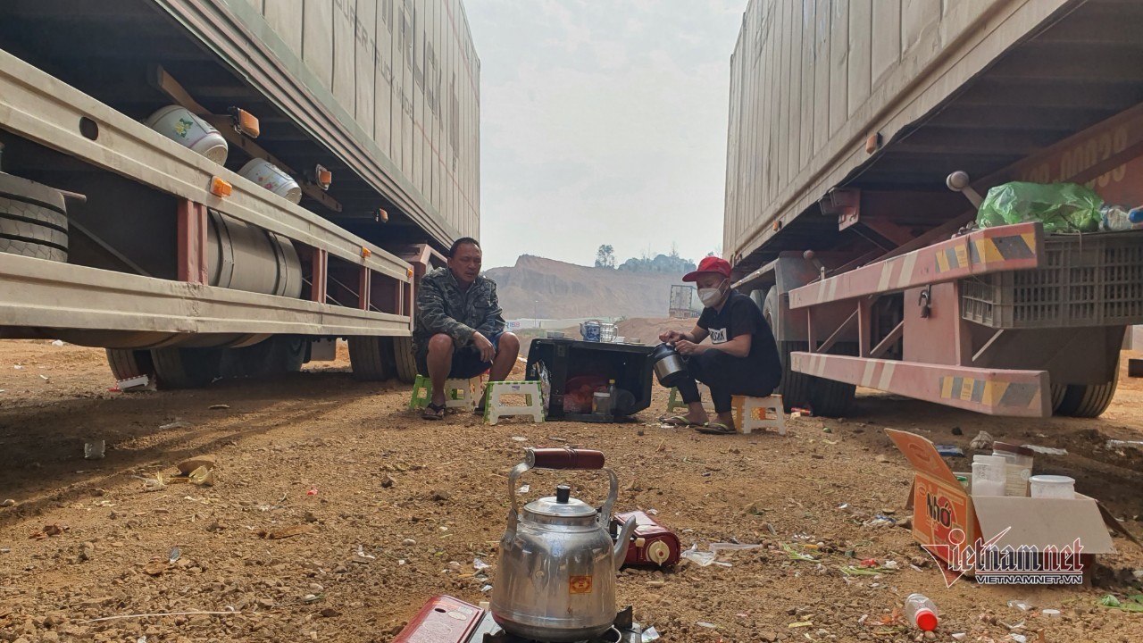 Ngày dài của gần 5.000 chiếc xe và gần 1 vạn gã đàn ông nơi giáp biên