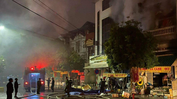 Ngay sau khi nhận được thông tin, lực lượng cứu hộ đã có mặt để dập lửa, cứu hộ.