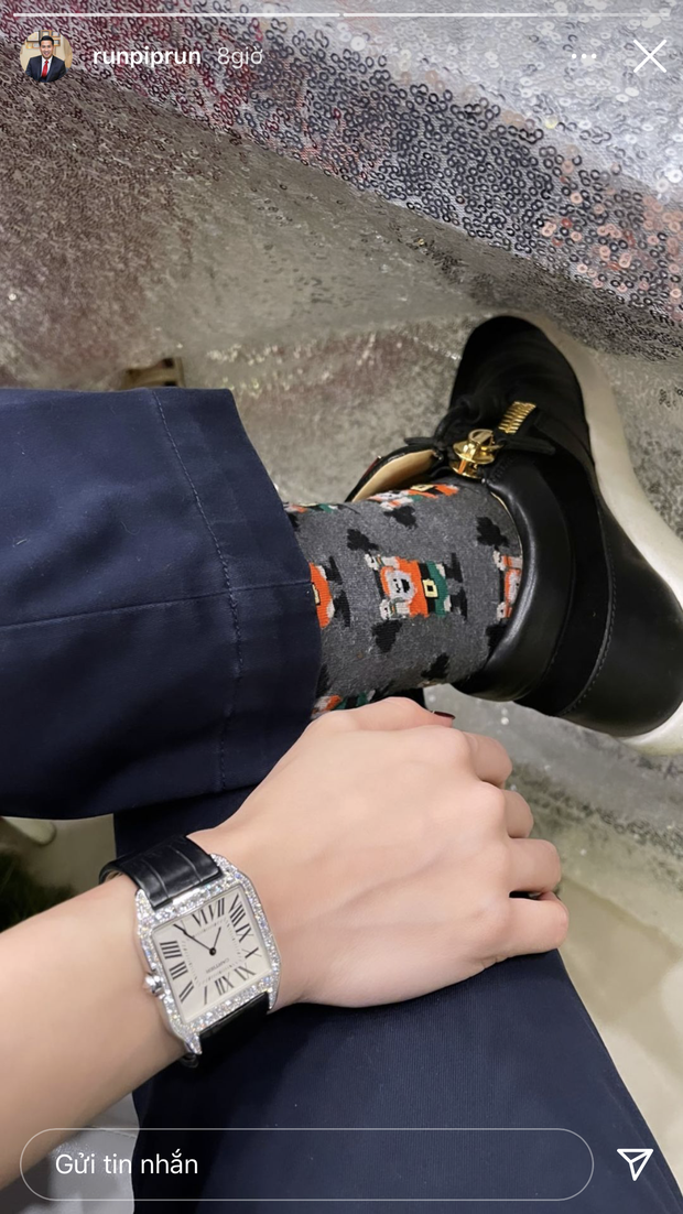 Cả 2 ngồi cạnh nhau ở tiệc Giáng sinh, Linh Rin đặt tay lên chân bạn trai ở phía dưới bàn như một cách đánh dấu chủ quyền.