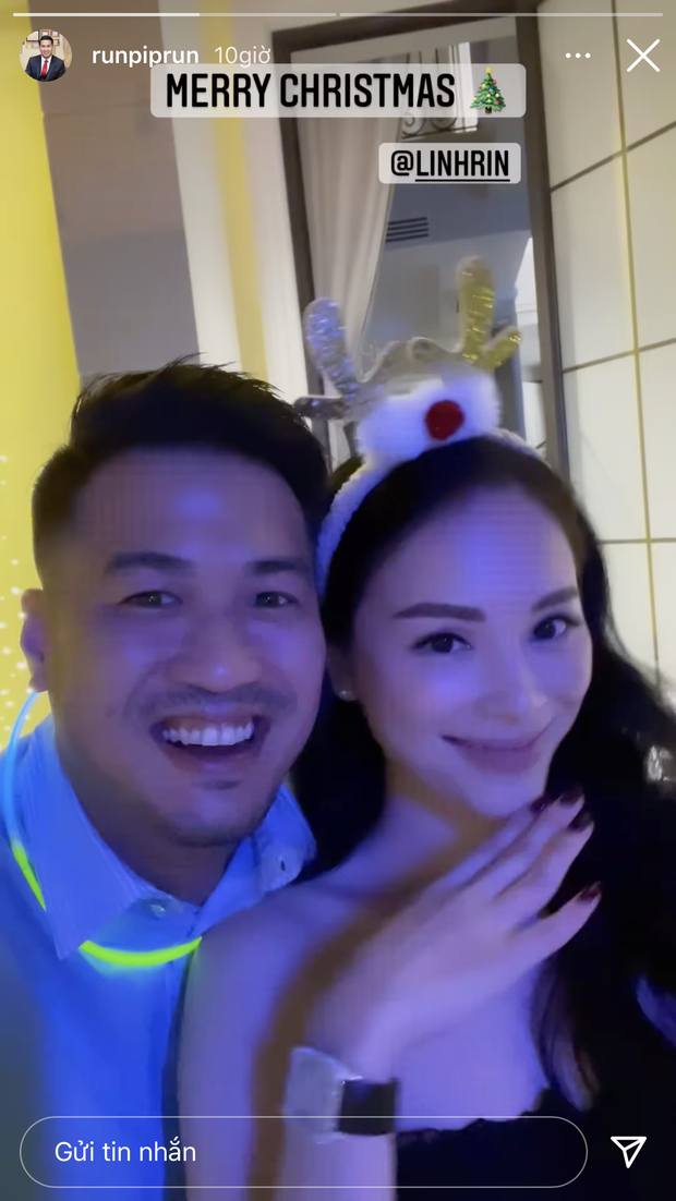 Linh Rin đeo cài tóc tuần lộc, cả 2 cùng selfie và cười cực kỳ rạng rỡ.