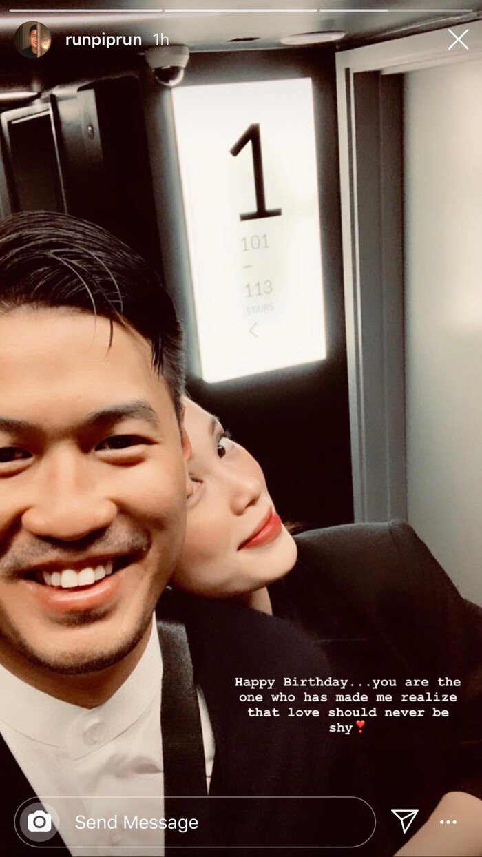 Cặp đôi liên tục đi cùng nhau ở mọi nơi như hình với bóng.