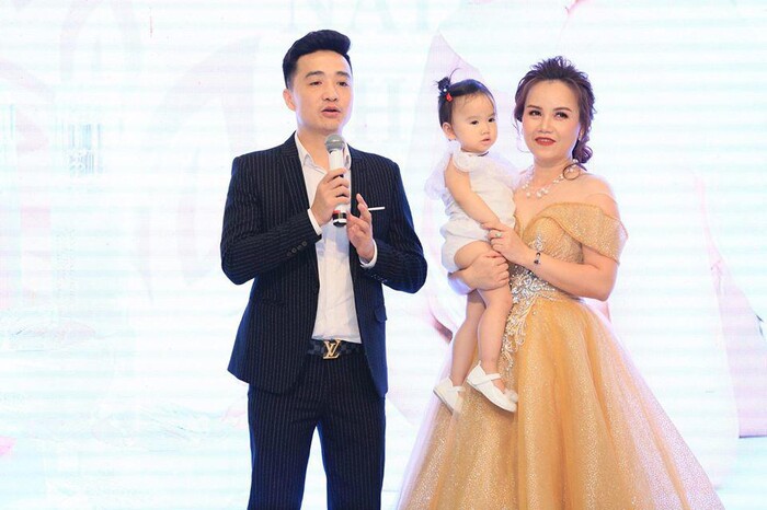 Diễn viên Hoàng Yến bên người chồng thứ 4 và bé Mầm