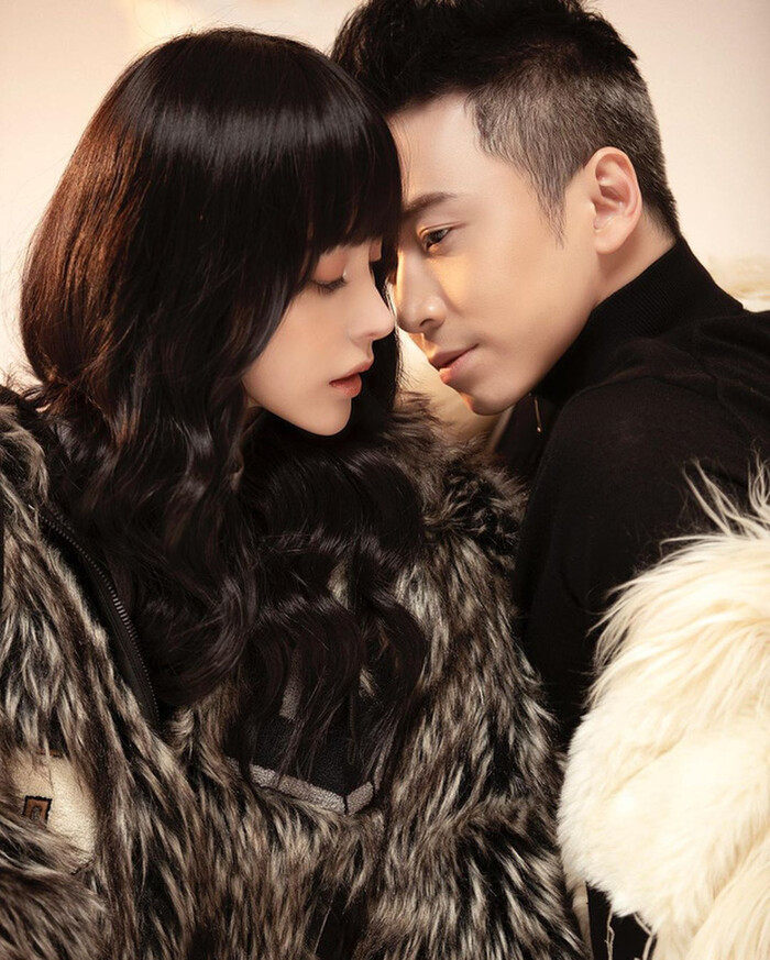 Nếu như những mối tình trước chỉ dừng lại ở nghi vấn hay hẹn hò kín tiếng thì với Bella, Karik là người công khai và không ngại thể hiện tình cảm trước mọi người. 