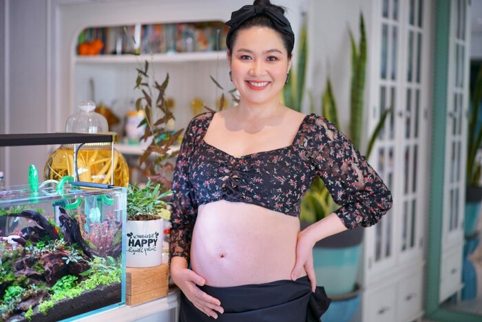 Lê Khánh luôn rạng rỡ khi mang thai.