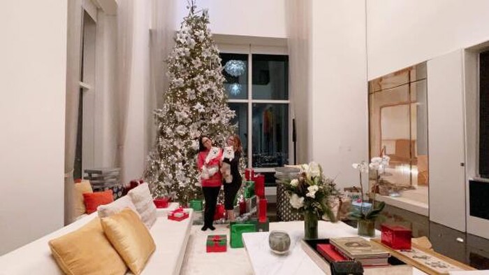 Thêm một vài hình ảnh Minh Tuyết hé lộ cơ ngơi của chị gái Hà Phương. Có thể thấy phòng khách không chỉ rộng, lớn mà còn được trang trí vô cùng hiện đại và sang trọng.