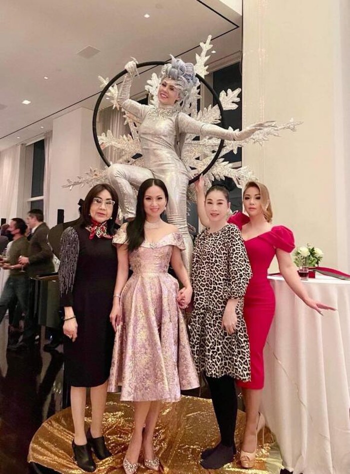 Ngoài em gái Minh Tuyết, thì Hà Phương còn mời cả nghệ sĩ Tuyết Thu và bà bầu Thúy Uyển đến dự tiệc Giáng sinh tại nhà mình.