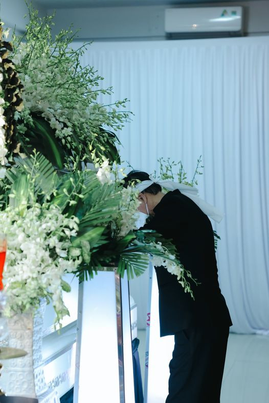 Xót xa hình ảnh NSƯT Thanh Điền gục bên linh cữu cố NS Thanh Kim Huệ.