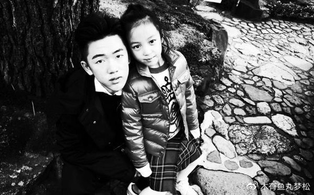 Bên cạnh đó, từng có ảnh Tiểu Bảo chụp cùng Tiểu Tháng Tư. Nguồn tin từ trang iFeng cho biết, 2 anh em vô cùng thân thiết, thường xuyên đi chơi cùng nhau