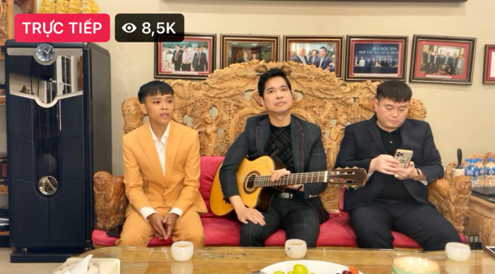 Hồ Văn Cường hội ngộ cùng danh ca Ngọc Sơn và Bầu Thụy. Livestream thu hút gần 9K người xem trực tuyến.