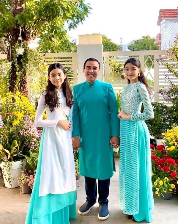 Hai con gái Quyền Linh thừa hưởng gen trội từ mẹ là người đẹp Dạ Thảo, vậy nên sắc vóc ngày càng ấn tượng. Dù thỉnh thoảng mới xuất hiện cùng bố mẹ tại các sự kiện giải trí hay trên trang cá nhân nhưng Lọ Lem luôn gây chú ý nhan sắc. Vừa bước sang tuổi 15 nhưng có nhan sắc tỏa sáng như hoa hậu và đặc biệt là chiều cao ấn tượng- 1,70m. 