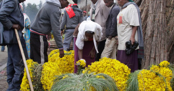 Người dân Ethiopia mua hoa tại trạm xe buýt trong ngày lễ Meskel. Ảnh: All Africa